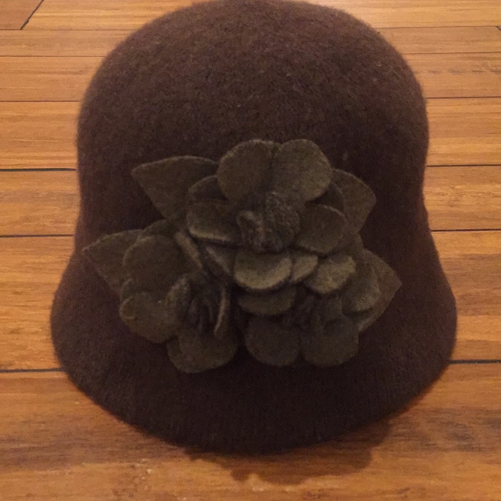 AUGUS T Brown hat